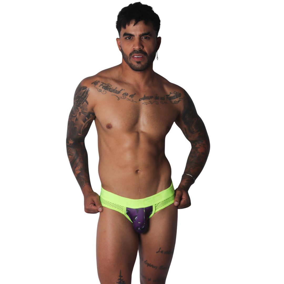 Aubergine Brief Jock en modelo de Gigo Underwear