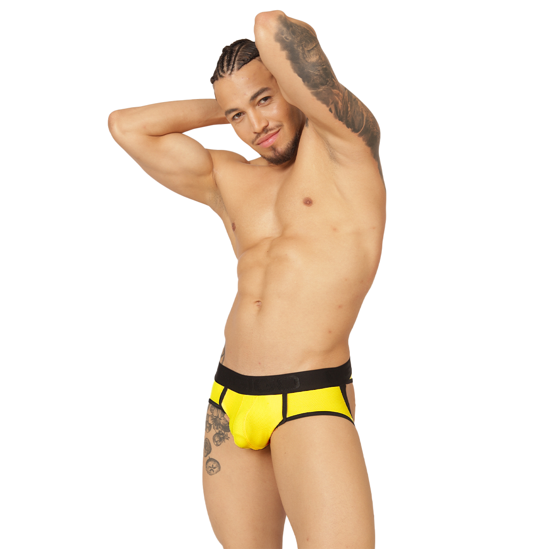 Cool Yellow Jock Thong en modelo de Gigo Underwear