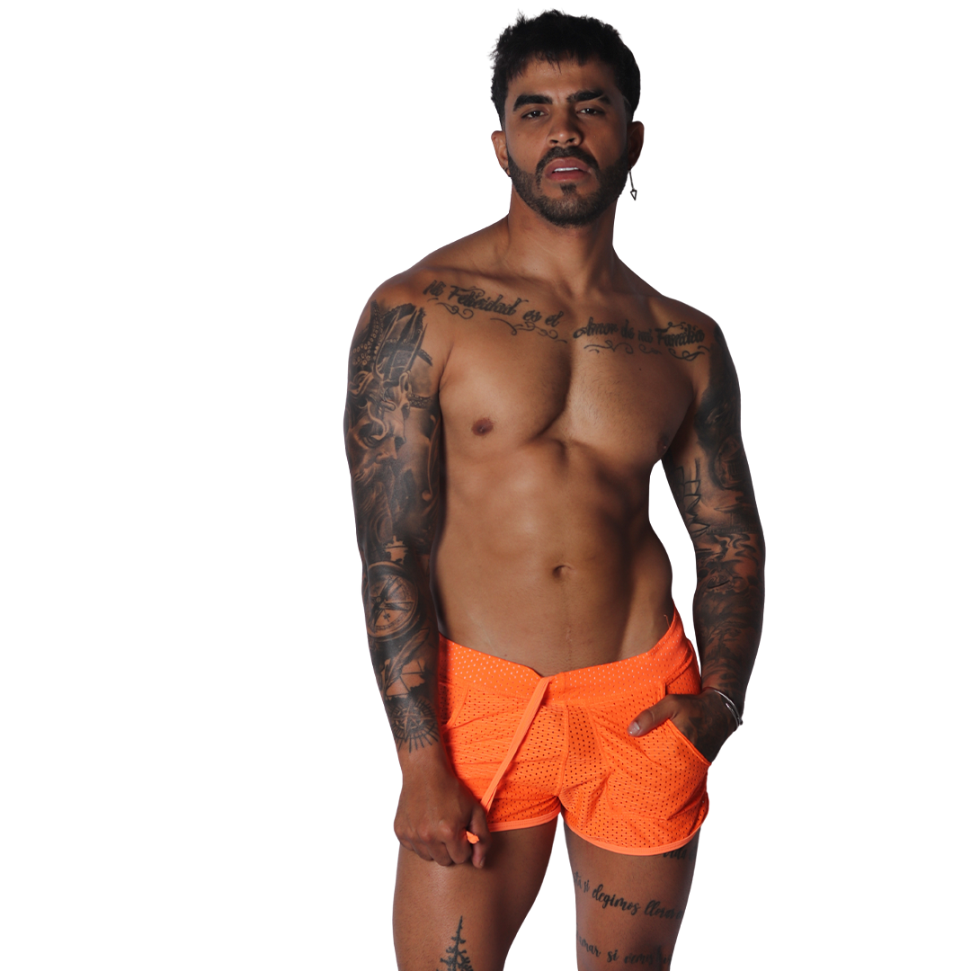 Exit Orange Short en modelo de Gigo Underwear