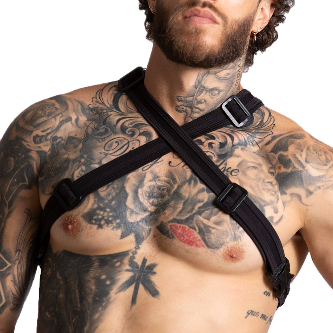 F Fetish Harness en modelo de Gigo Underwear