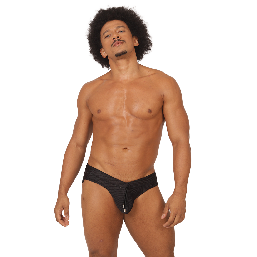 Glow Black Swimbrief en modelo de Gigo Underwear