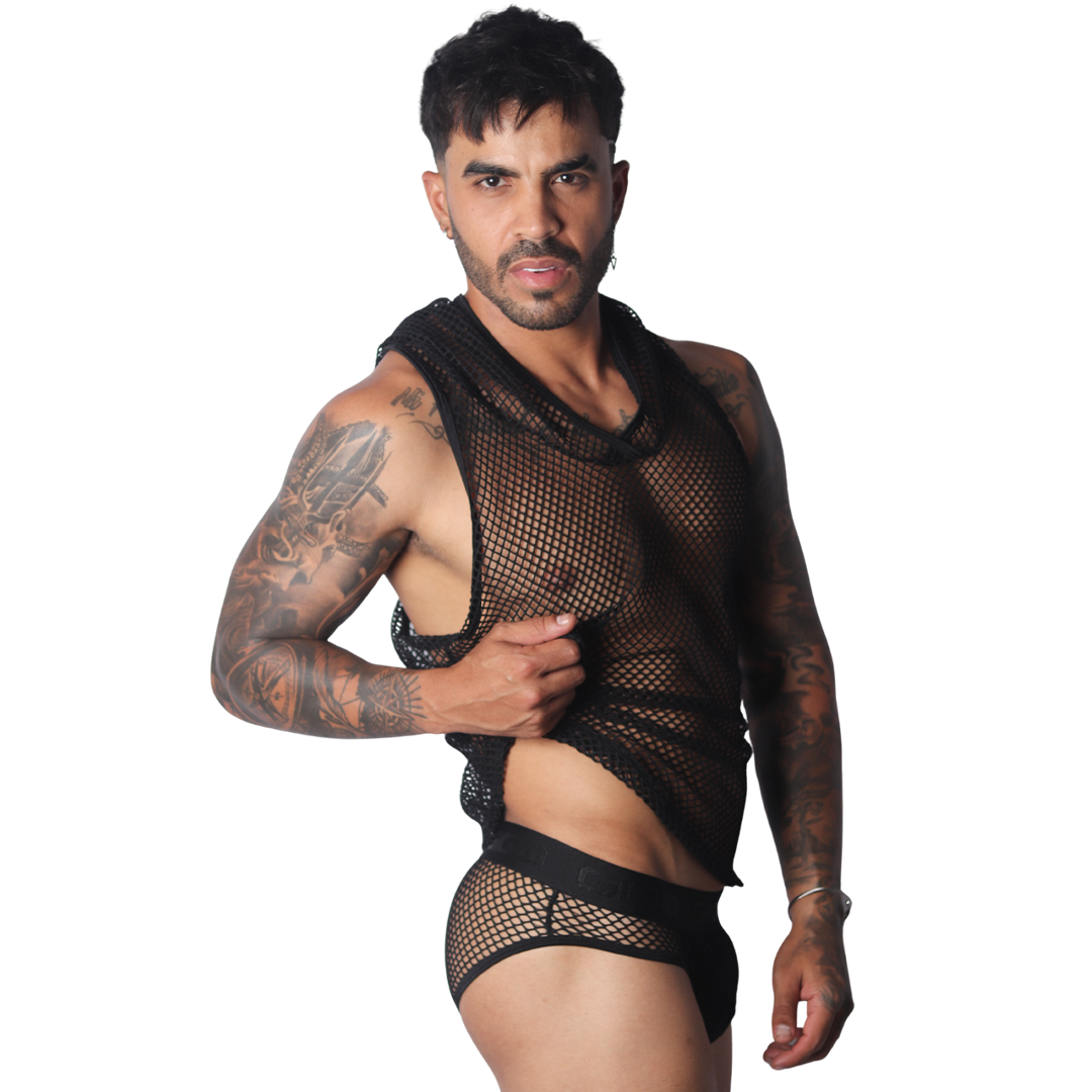Provocative Black Hoody Tshirt en modelo de Gigo Underwear