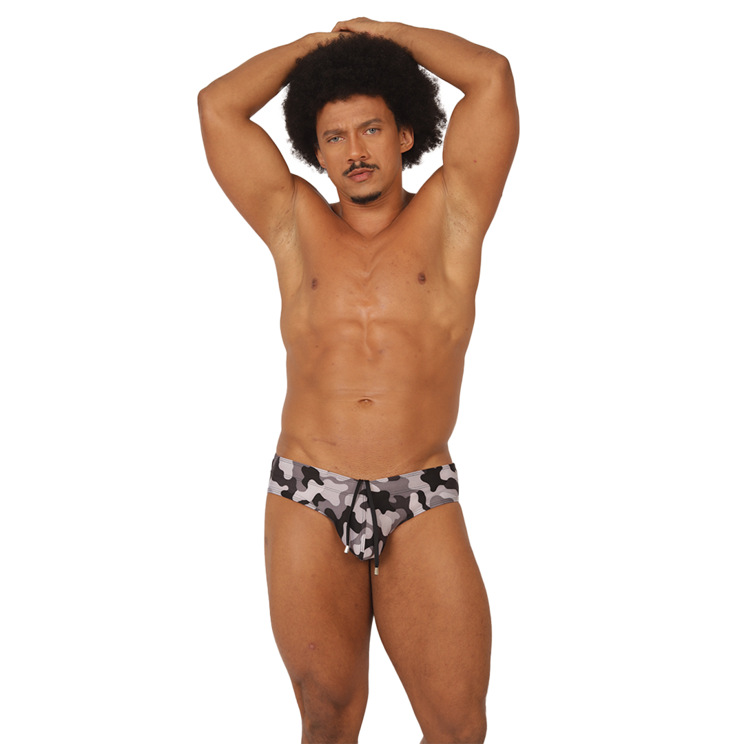 RANK CAMOUFLAGED SWIM BRIEF - Brief Masculino Audaz con Pretina Contraste
