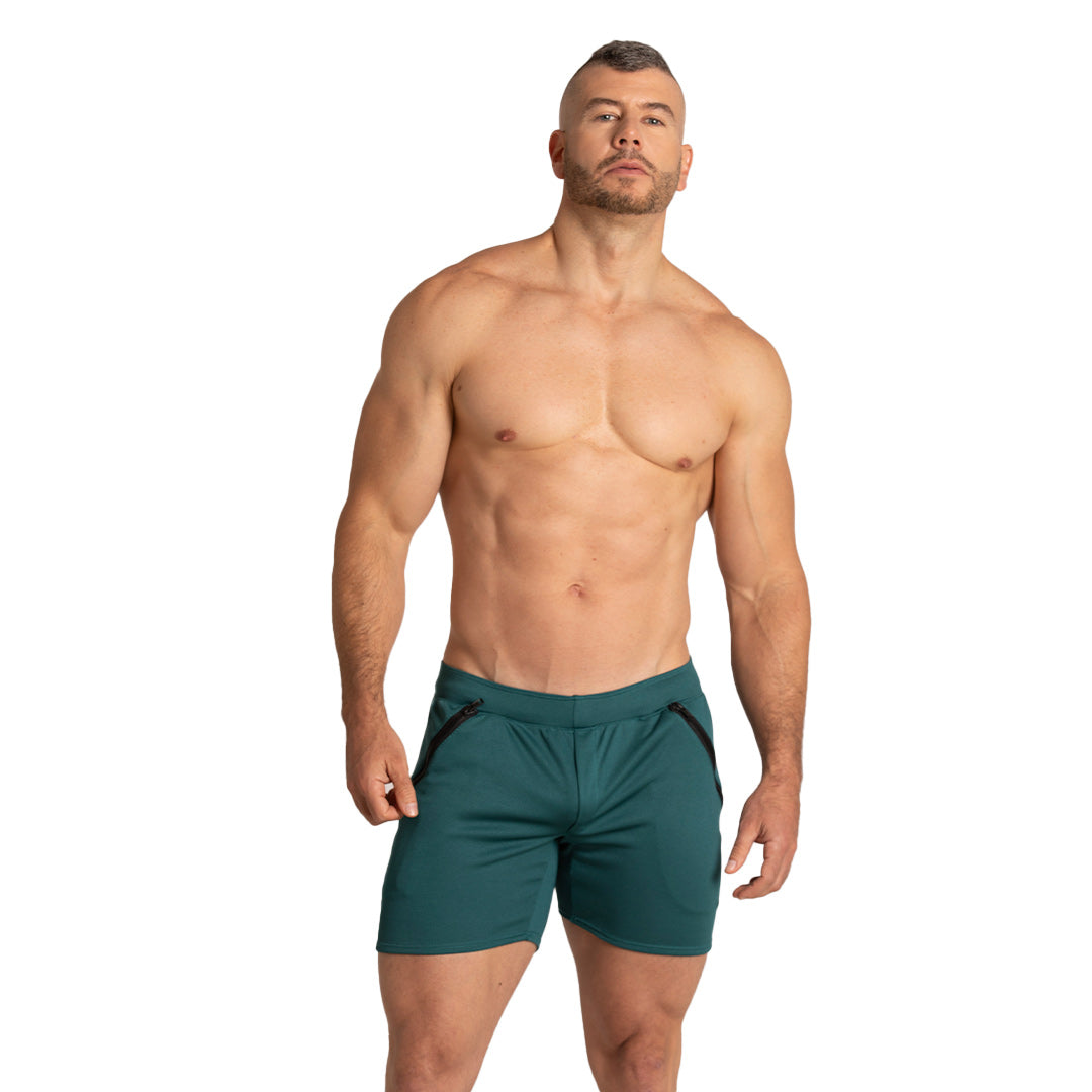 Training Green Short en modelo de Gigo Underwear