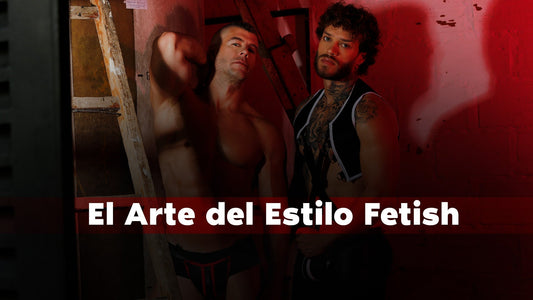 Hombre usando harness negro y tank con detalles brillantes, en un estilo fetish suave moderno y elegante.