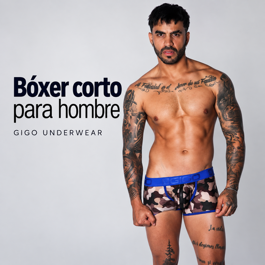 Modelo masculino luciendo bóxer corto para hombre Gigo Underwear con estampado camuflado y cintura azul sobre fondo gris.
