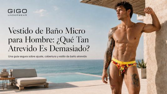 Modelo masculino usando vestido de baño micro Gigo con estampado de frutas, pretina amarilla y cordón frontal, en un escenario editorial de resort frente al mar.