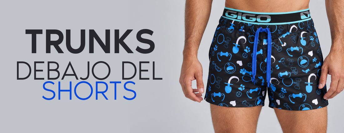 Hombre con shorts Gigo estampados y el texto Trunks debajo de shorts.