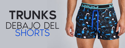 Hombre con shorts Gigo estampados y el texto Trunks debajo de shorts.