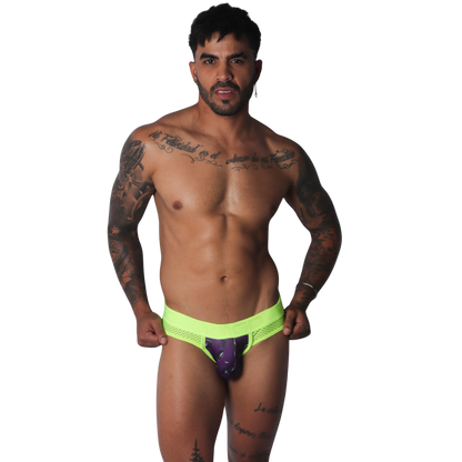 Aubergine Brief Jock en modelo de Gigo Underwear