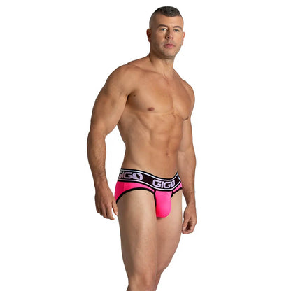 Audacy Fuchsia Brief en modelo de Gigo Underwear