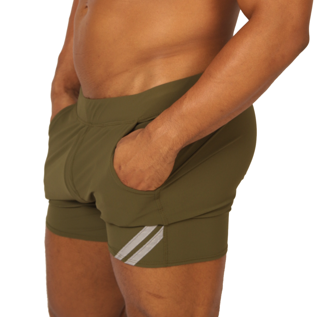 Short deportivo verde Gigo para hombre con bolsillo lateral y franjas reflectivas, mostrando una silueta limpia para movimiento y estilo