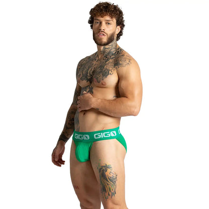 Colors Green Brief en modelo de Gigo Underwear