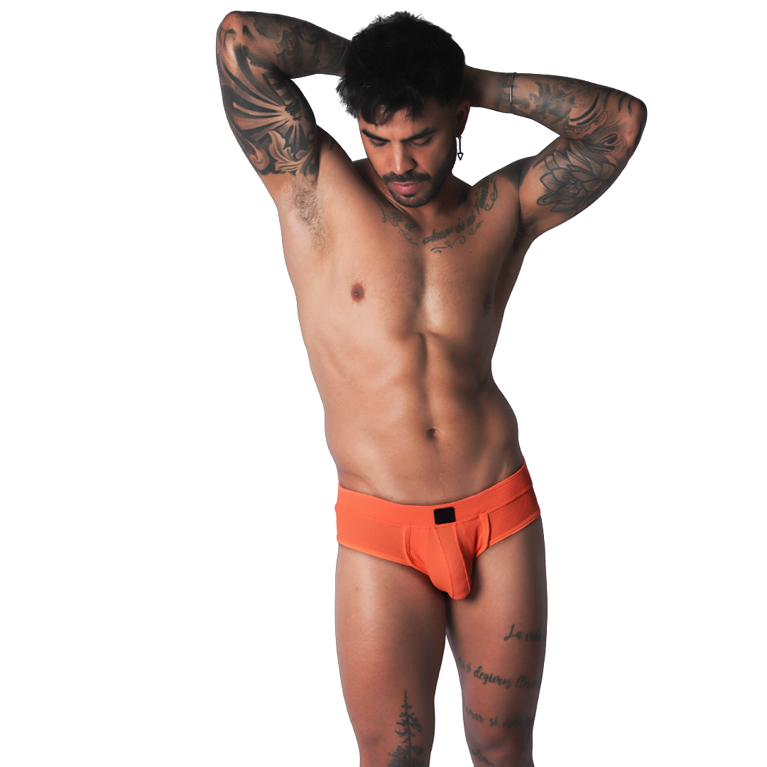 Cookie Orange Brief en modelo de Gigo Underwear