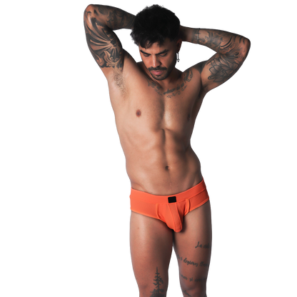 Cookie Orange Brief en modelo de Gigo Underwear