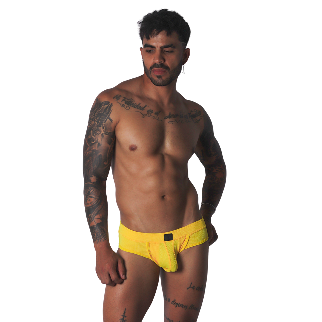 Cookie Yellow Brief en modelo de Gigo Underwear