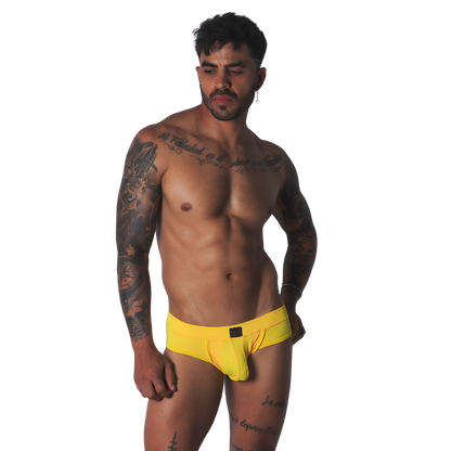 Cookie Yellow Brief en modelo de Gigo Underwear