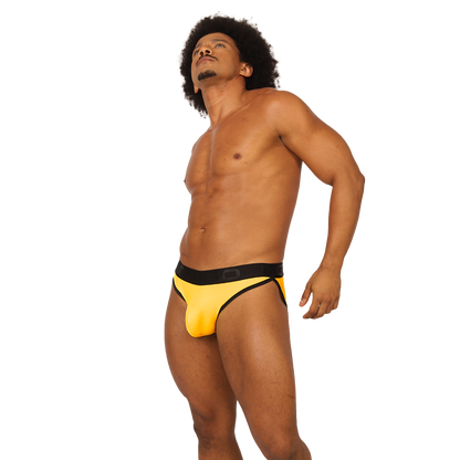 Cool Yellow Brief en modelo de Gigo Underwear