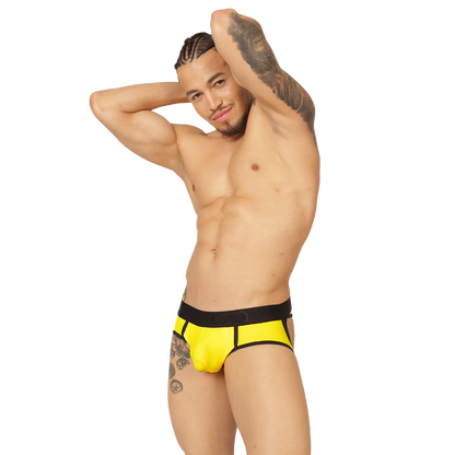 Cool Yellow Jock Thong en modelo de Gigo Underwear