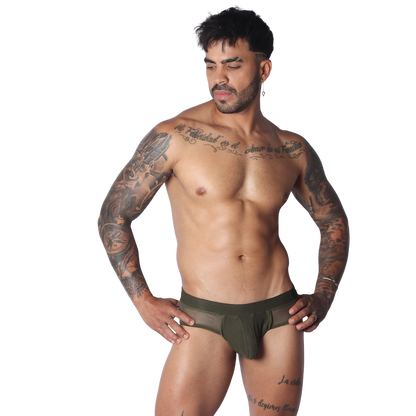 Evocative Green Brief en modelo de Gigo Underwear