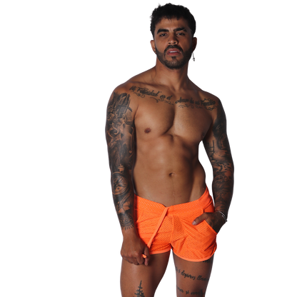 Exit Orange Short en modelo de Gigo Underwear