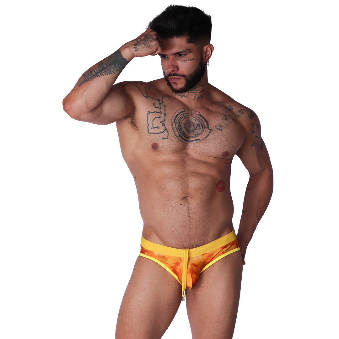 Floral Yellow Swim Brief en modelo de Gigo Underwear