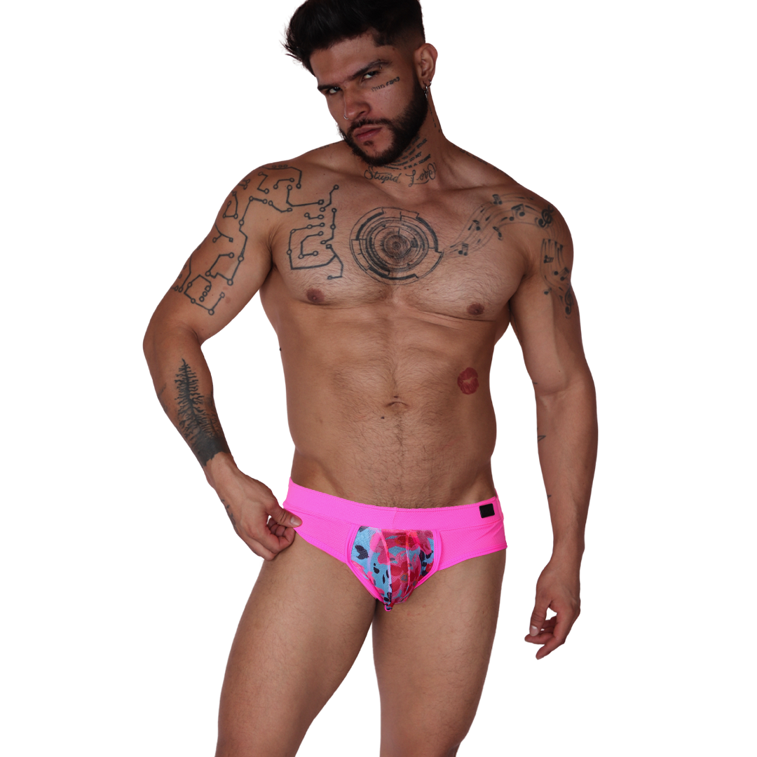 Garden Fuchsia Brief en modelo de Gigo Underwear