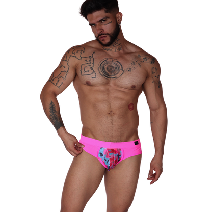 Garden Fuchsia Brief en modelo de Gigo Underwear