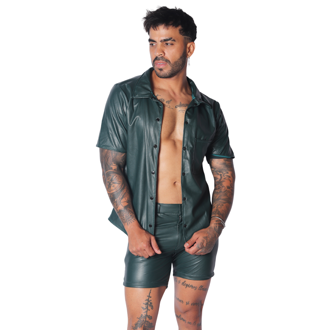 Hide Green Shirt en modelo de Gigo Underwear