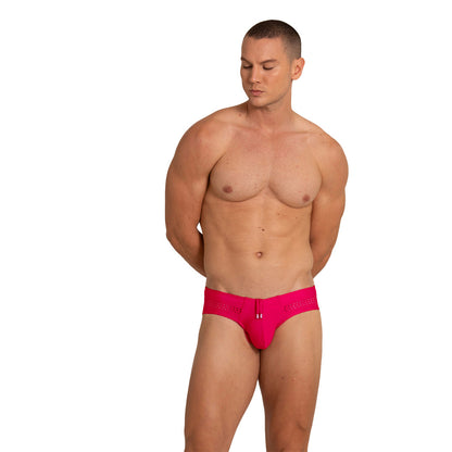 Hole Red Swim Brief en modelo de Gigo Underwear