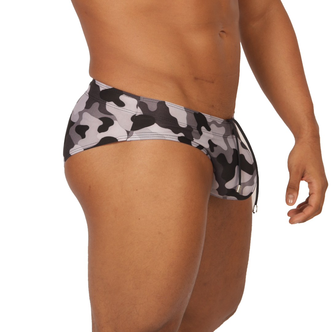 Rank Camouflaged Swim Brief vista frontal de Gigo Underwear
