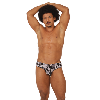 Rank Camouflaged Swim Brief en modelo de Gigo Underwear