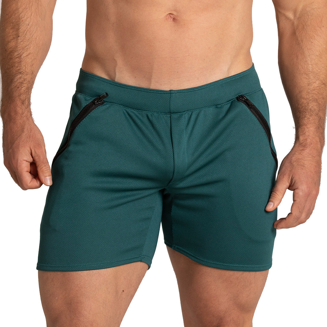 Detalle frontal de short verde Gigo para hombre mostrando pretina, bolsillos con cierre, tela ligera y ajuste moderno