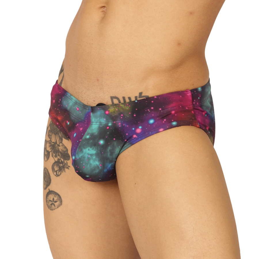 Modelo usando Universe Swim Brief de Gigo con estampado de galaxia y corte ajustado para hombre